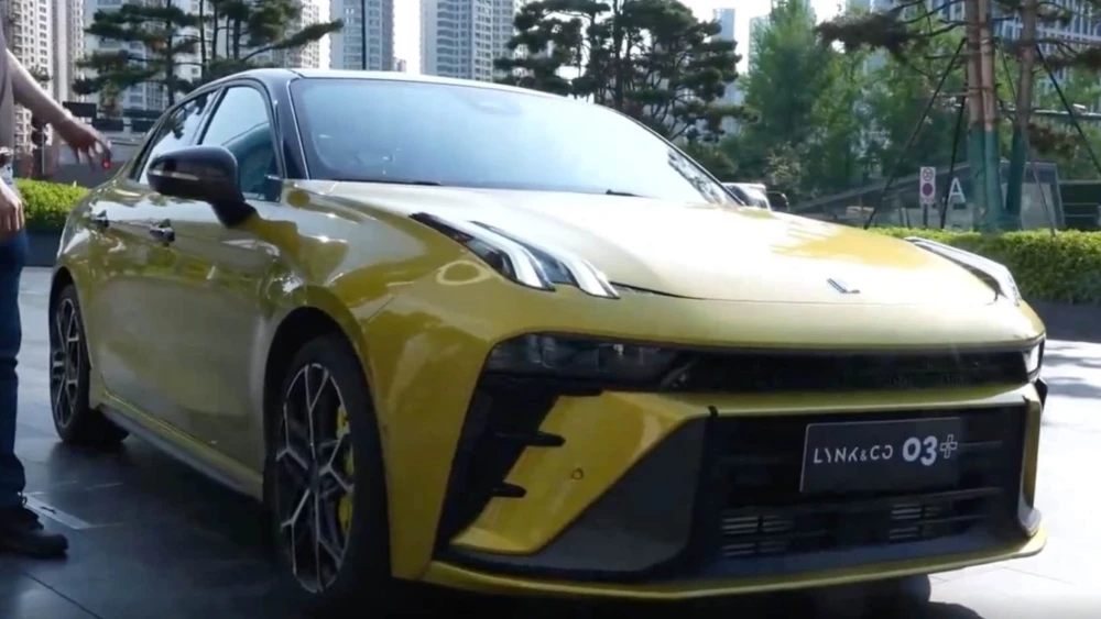 Седан Lynk & Co 03+ Performance сбоку спереди