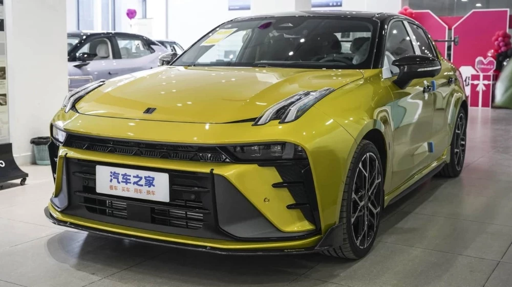 Седан Lynk & Co 03+ Performance сбоку спереди в автосалоне дилера в китае