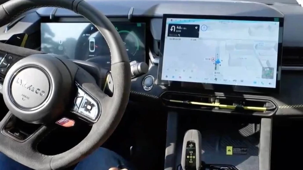 Седан Lynk & Co 03+ Performance салон интерьер