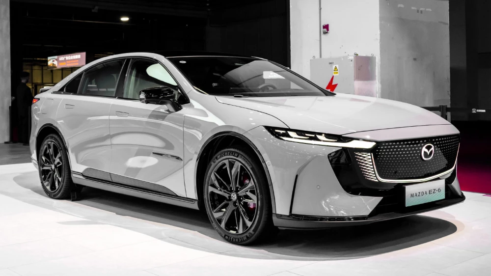 mazda ez-6 от changan сбоку спереди гибридный седан серый самый качественный гибридный автомобиль китая