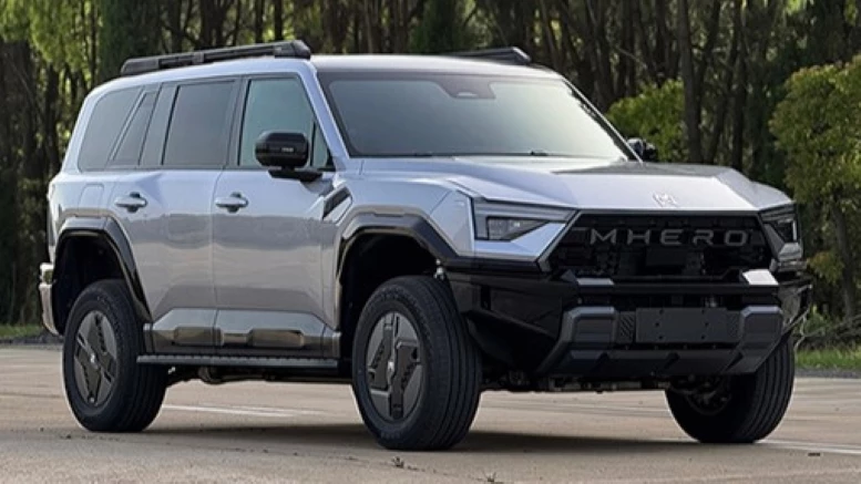 Электрический внедорожник M-Hero M817 сбоку спереди