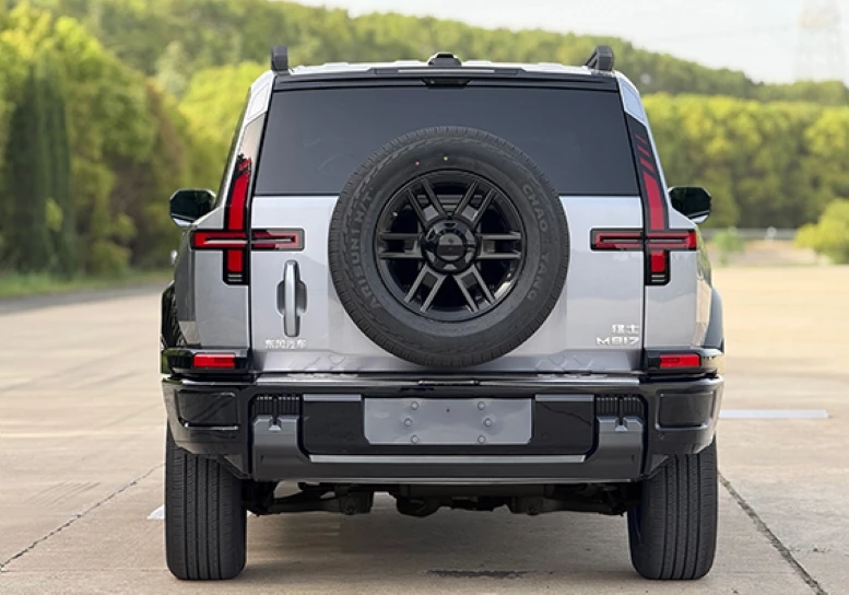 Электрический внедорожник M-Hero M817 сзади