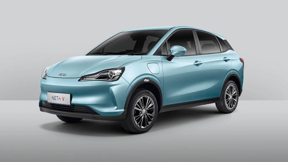neta v электрический хэтчбек электромобиль голубой сбоку спереди 