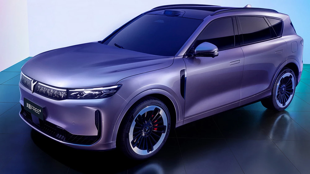 новый Voyah Free+ сбоку спереди