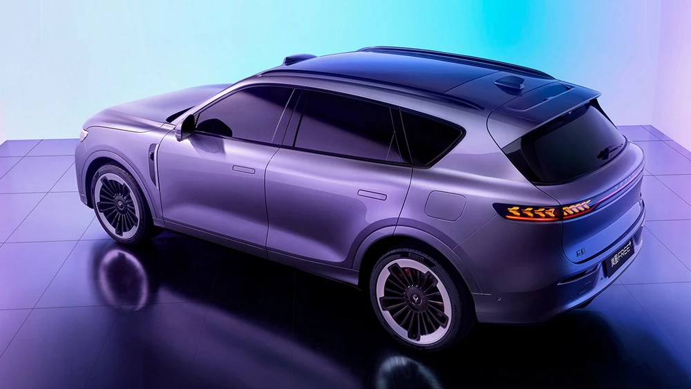 новый Voyah Free+ сбоку сзади