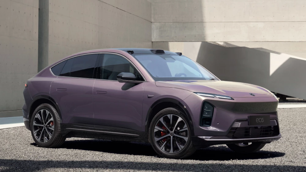nio ec6 электромобиль купе-кроссовер со сменной батареей сбоку спереди