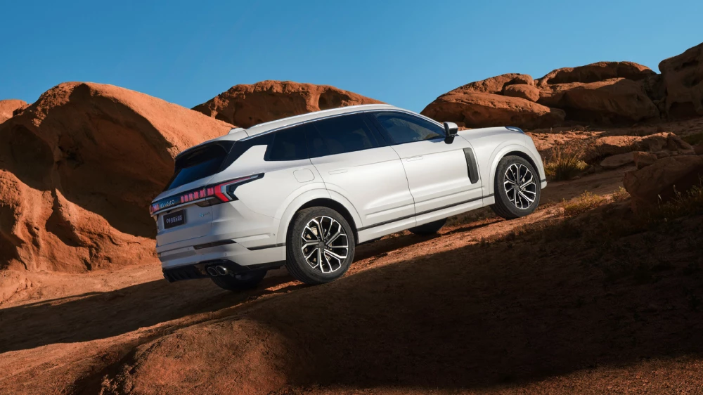 lynk & co 09 nordcross 001 сбоку сзади белый кроссовер