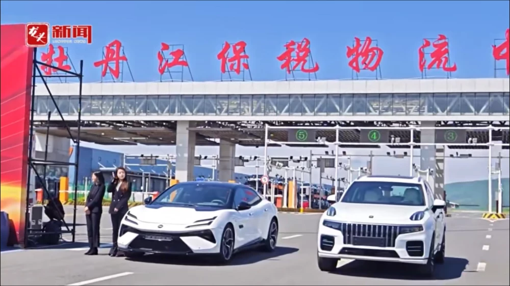 nordcross 001 сбоку спереди белый lotus emeya lynk & co 09