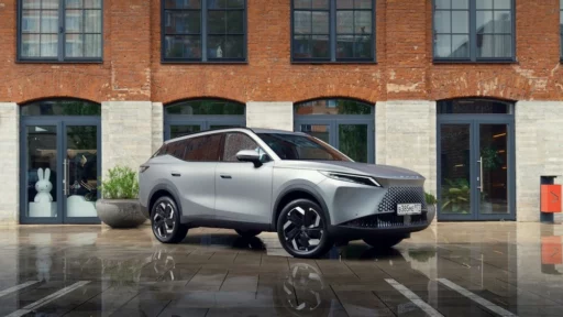 Omoda C7 сбоку спереди в городе