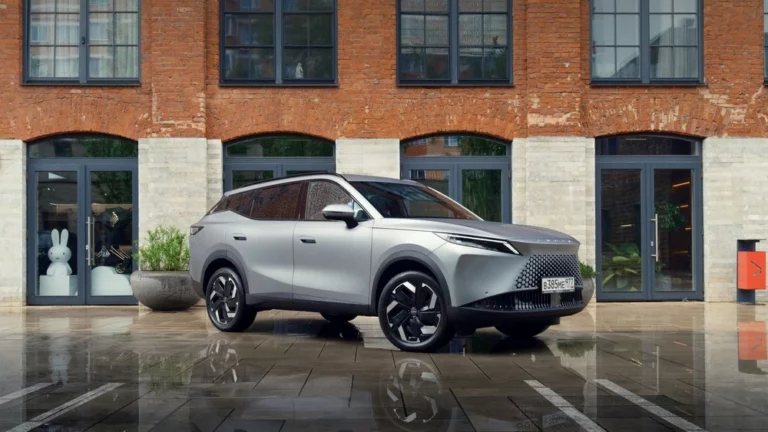 Omoda C7 сбоку спереди в городе