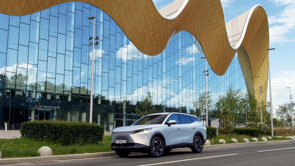 Omoda C7 сбоку спереди в городе