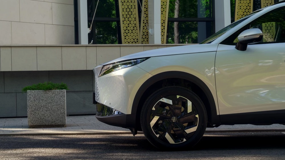 Omoda C7 сбоку в городе