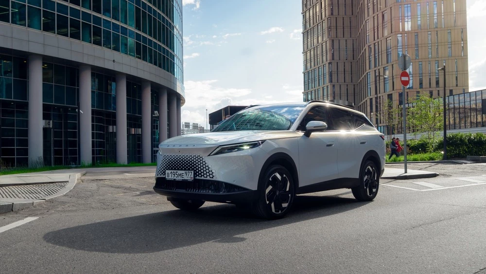 Omoda C7 сбоку спереди в городе