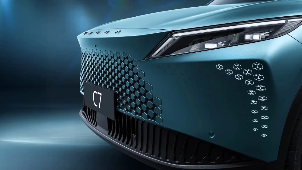 Omoda C7 спереди кроссовер