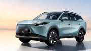 Omoda C7 сбоку спереди кроссовер