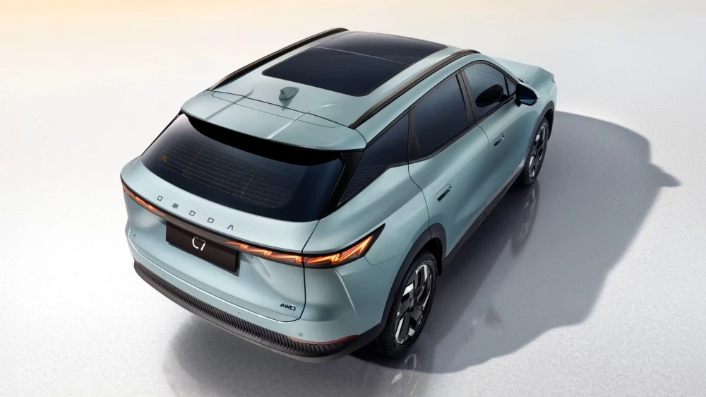 Omoda C7 сзади сбоку кроссовер