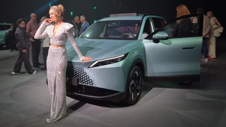 Omoda C7 презентация девушка сбоку спереди