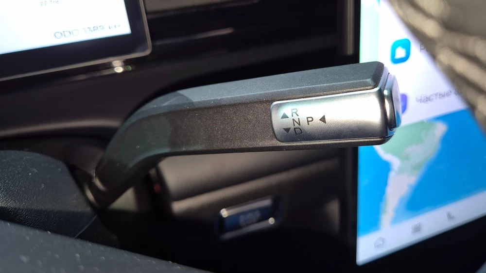 Omoda C7 салон интерьер коробка передач селектор на руле подрулевой