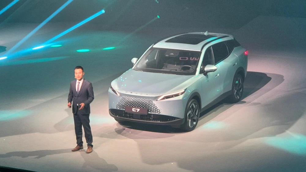 Omoda C7 презентация сбоку спереди