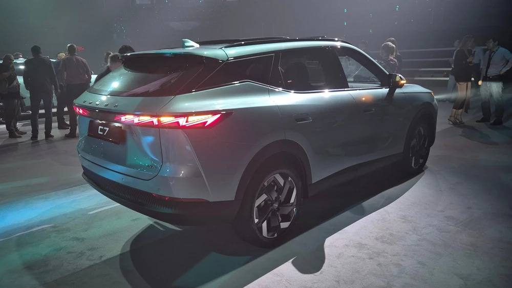 Omoda C7 презентация сбоку сзади