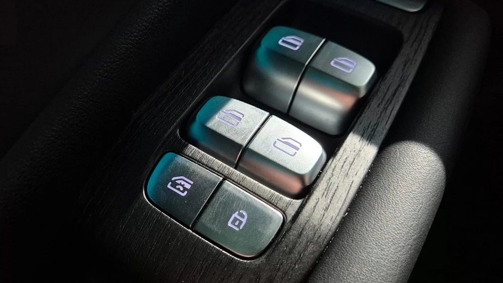 Omoda C7 салон интерьер дверные ручки управление клавиши