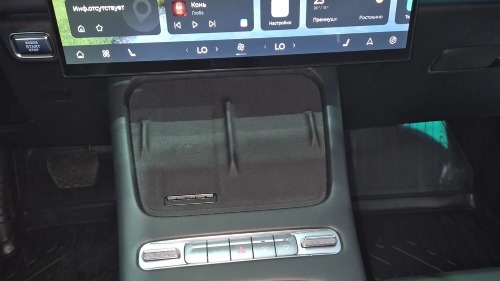 Omoda C7 салон интерьер консоль площадка зарядка смартфонов