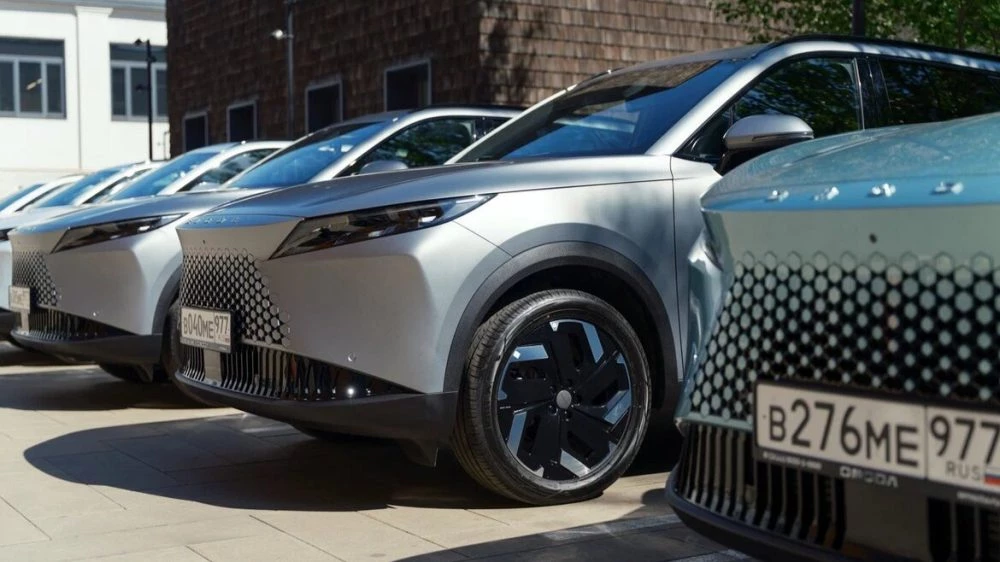 Omoda C7 сбоку спереди в городе