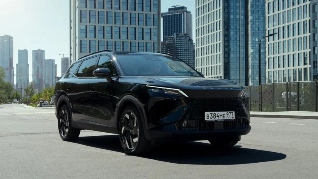 Omoda C7 сбоку спереди в городе