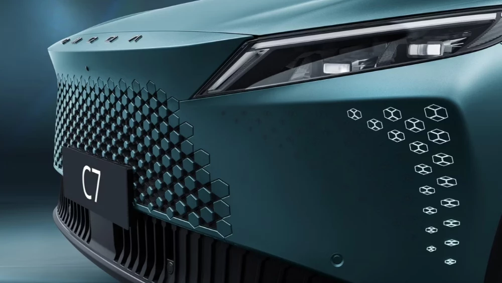 Дилер раскрыл стоимость кроссовера Omoda C7. Дорого или дешево на фоне конкурентов? Omoda C7 передняя часть перед решетка фары