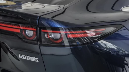 mazda ez-6 сбоку сзади гибридный седан синий рейтинг качества гибридных автомобилей в Китае