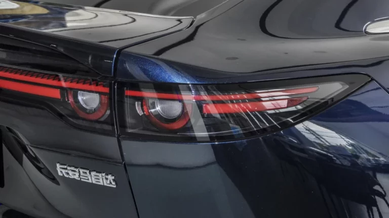 mazda ez-6 сбоку сзади гибридный седан синий рейтинг качества гибридных автомобилей в Китае