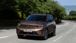 renault grand koleos кроссовер на базе geely monjaro сбоку спереди бронзовый