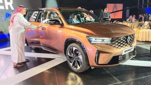 renault grand koleos сбоку спереди бронзовый оранжевый кроссовер вышел на рынок саудовской аравии экспорт импорт