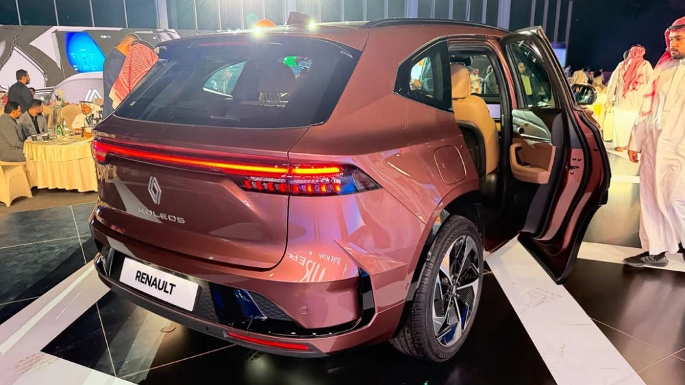 renault grand koleos сбоку сзади бронзовый оранжевый кроссовер вышел на рынок саудовской аравии экспорт импорт