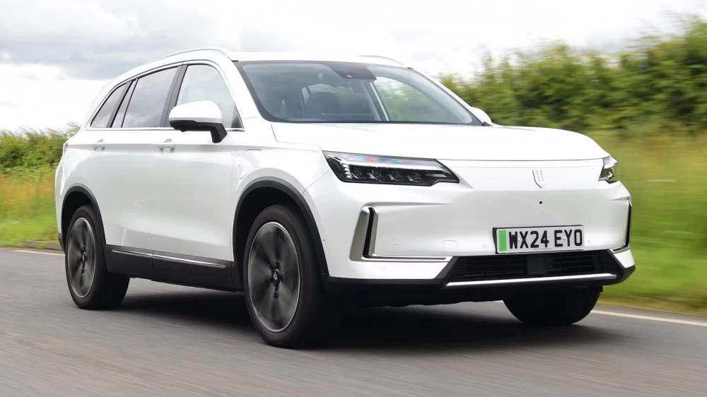 skywell et5 be11 белый сбоку спереди электромобиль тест-драйв carwow худший автомобиль в мире