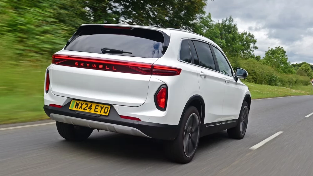 skywell et5 be11 белый сбоку сзади электромобиль тест-драйв carwow худший автомобиль в мире