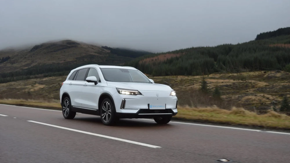 skywell et5 be11 белый сбоку спереди электромобиль тест-драйв carwow худший автомобиль в мире