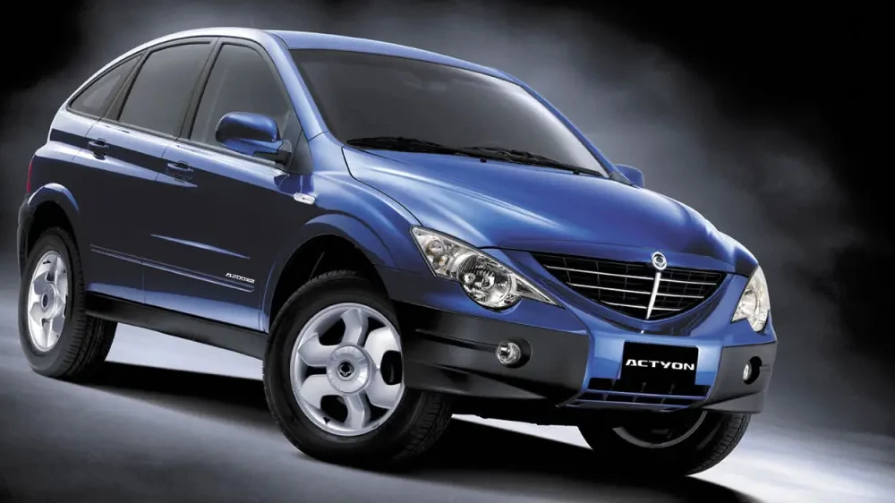 ssangyong actyon считается первым купе-кроссовером сбоку спереди синий