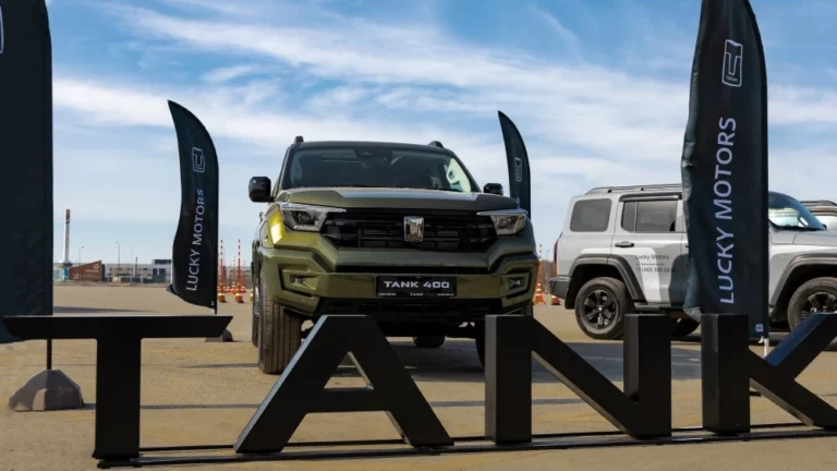 Внедорожник Tank 400 у дилера в автосалоне Lucky Motors в Екатеринбурге спереди