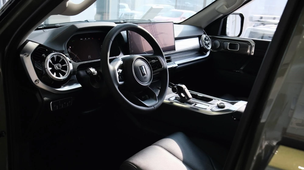 Внедорожник Tank 400 салон интерьер у дилера в автосалоне авторусь