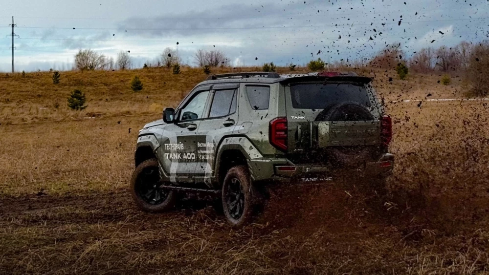 Внедорожник Tank 400 у дилера в автосалоне тест-драйв полный привод бездорожье пермь восток моторс сзади сбоку 