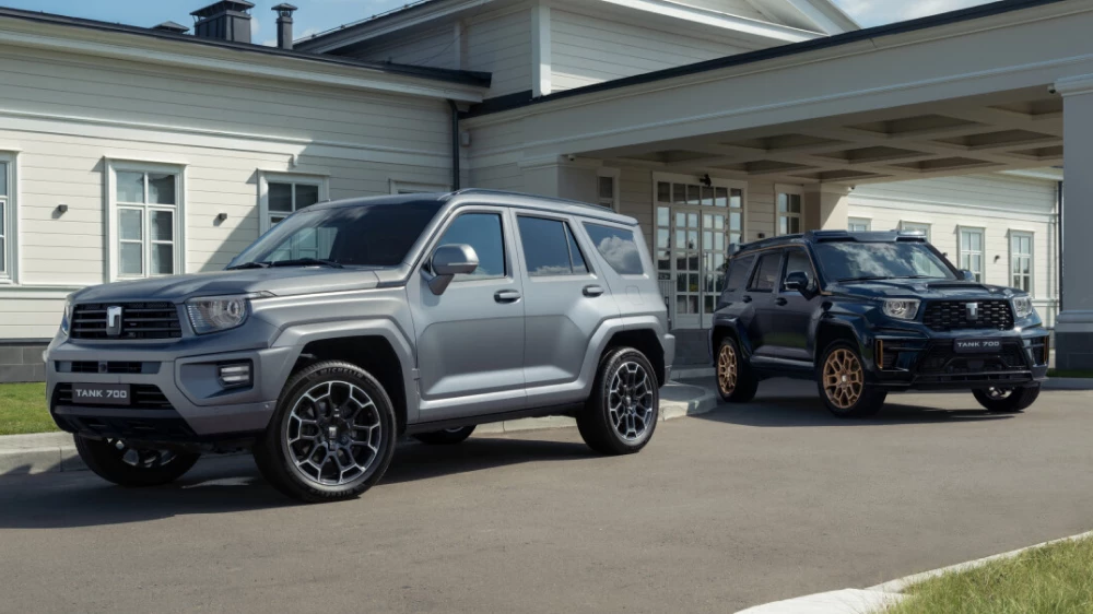 tank 700 hi-performance сбоку спереди серебряный внедорожник гибридный tank 700 edition one