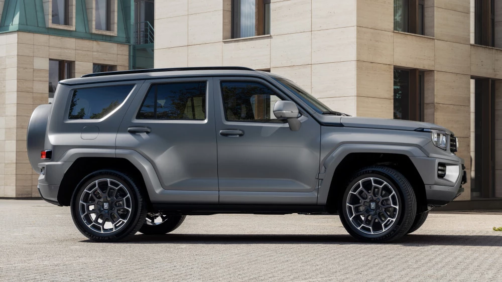 tank 700 hi-performance сбоку спереди серебряный внедорожник гибридный