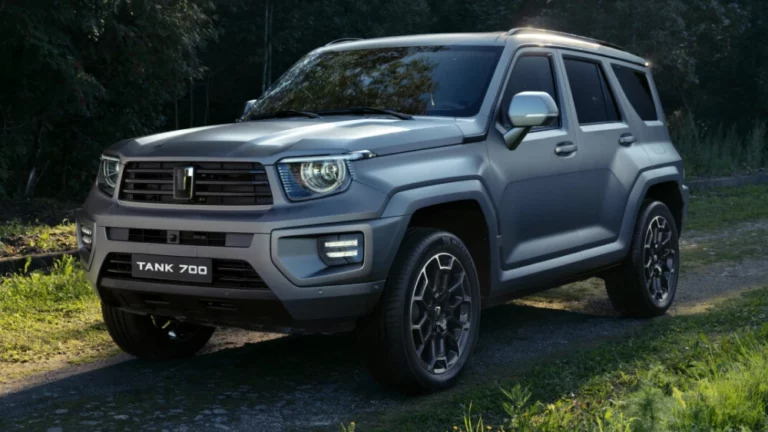 tank 700 hi-performance сбоку спереди серебряный внедорожник гибридный