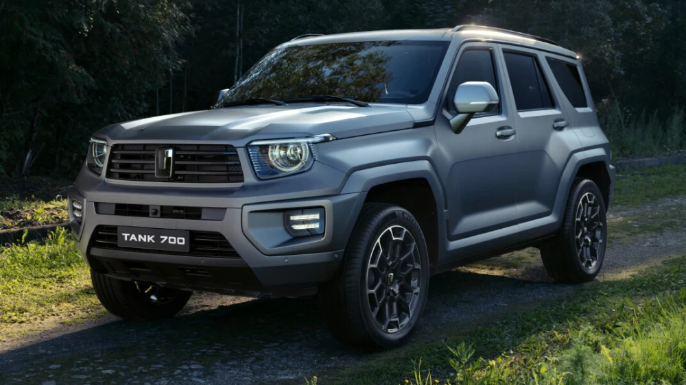 tank 700 hi-performance сбоку спереди серебряный внедорожник гибридный