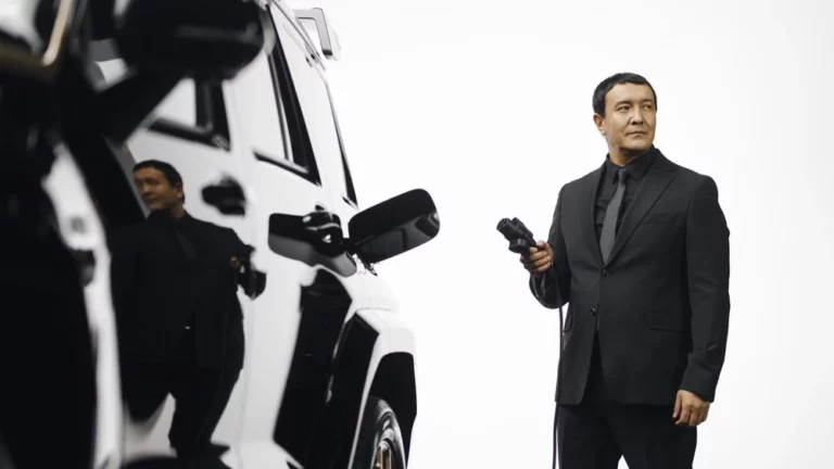 TANK 700 Астана Моторс в Казахстане человек заправка