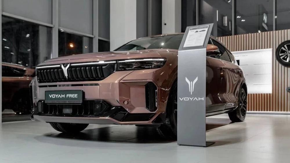 Voyah Free у дилера в автосалоне сбоку спереди купить новый