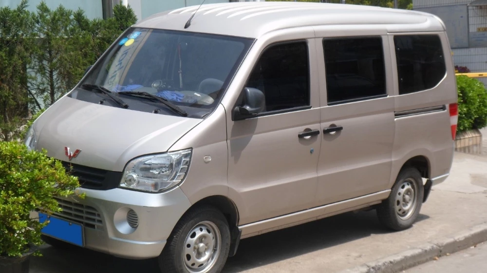 Wuling Sunshine Mini сбоку спереди