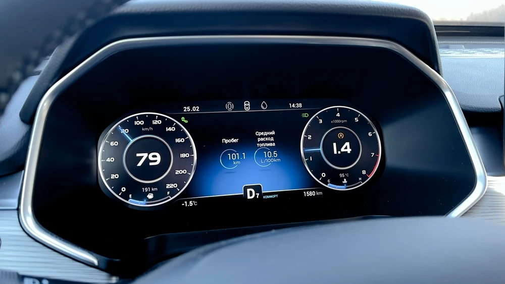 Xcite X-Cross 8 тест салон интерьер приборная панель