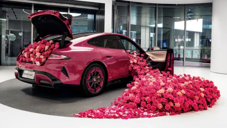 xiaomi su7 magenta розовый цвет сбоку сзади электромобиль седан